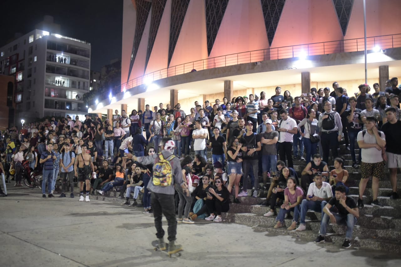 Una vez terminó la marcha en la Plaza de la Paz algunos estudiantes descansaron en la escalinata de la Catedral.