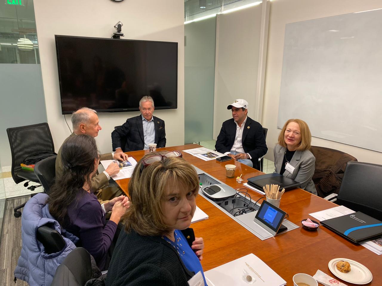 El Alcalde de Barranquilla, Alejandro Char (derecho).