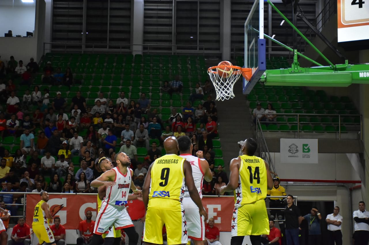 Imagen del partido entre Titanes y Búcaros.