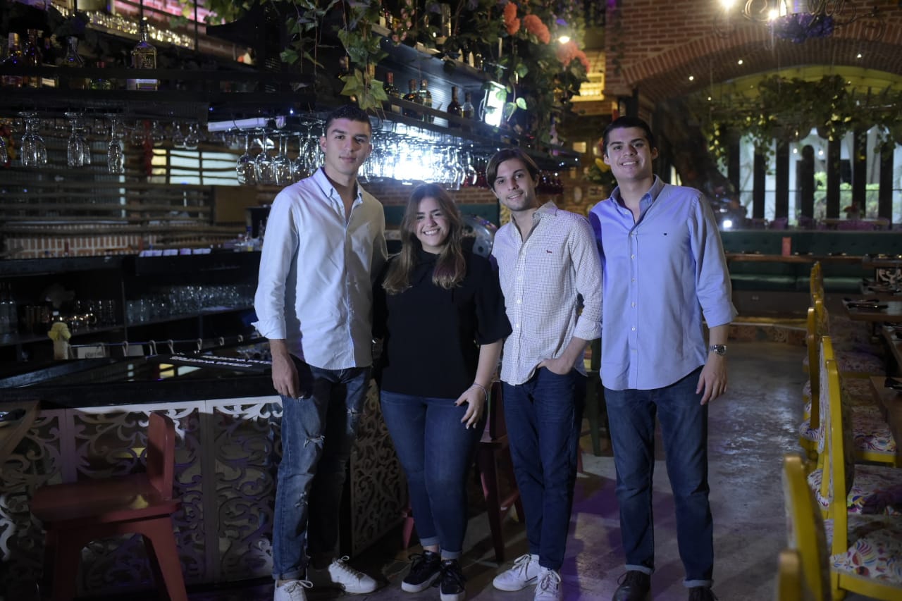 Sebastián Asmus y Paola García (embajadores de Farra) junto a Carlos Giraldo y Carlos Asmus (fundadores de Farra).