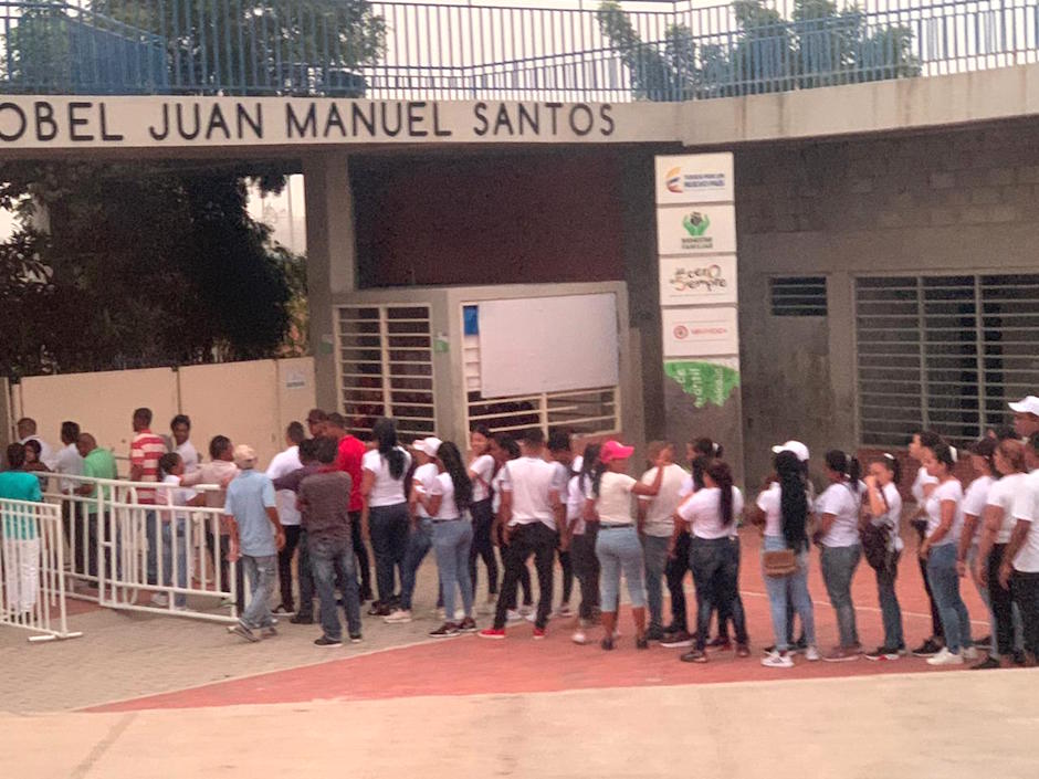 Otro ángulo de las camisetas blancas.