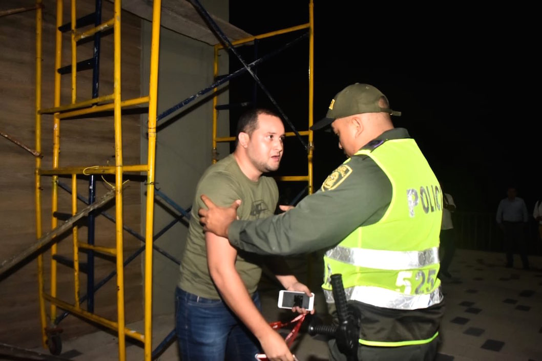 Un agente de la Policía impidiendo el trabajo.