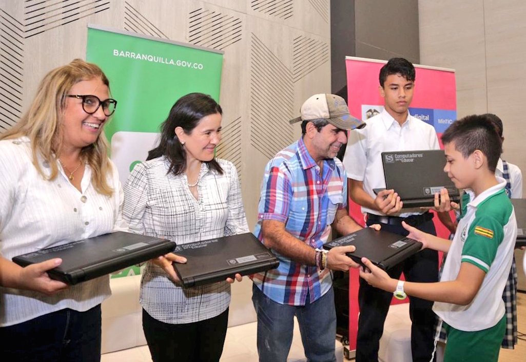 Entrega de los equipos a los estudiantes.