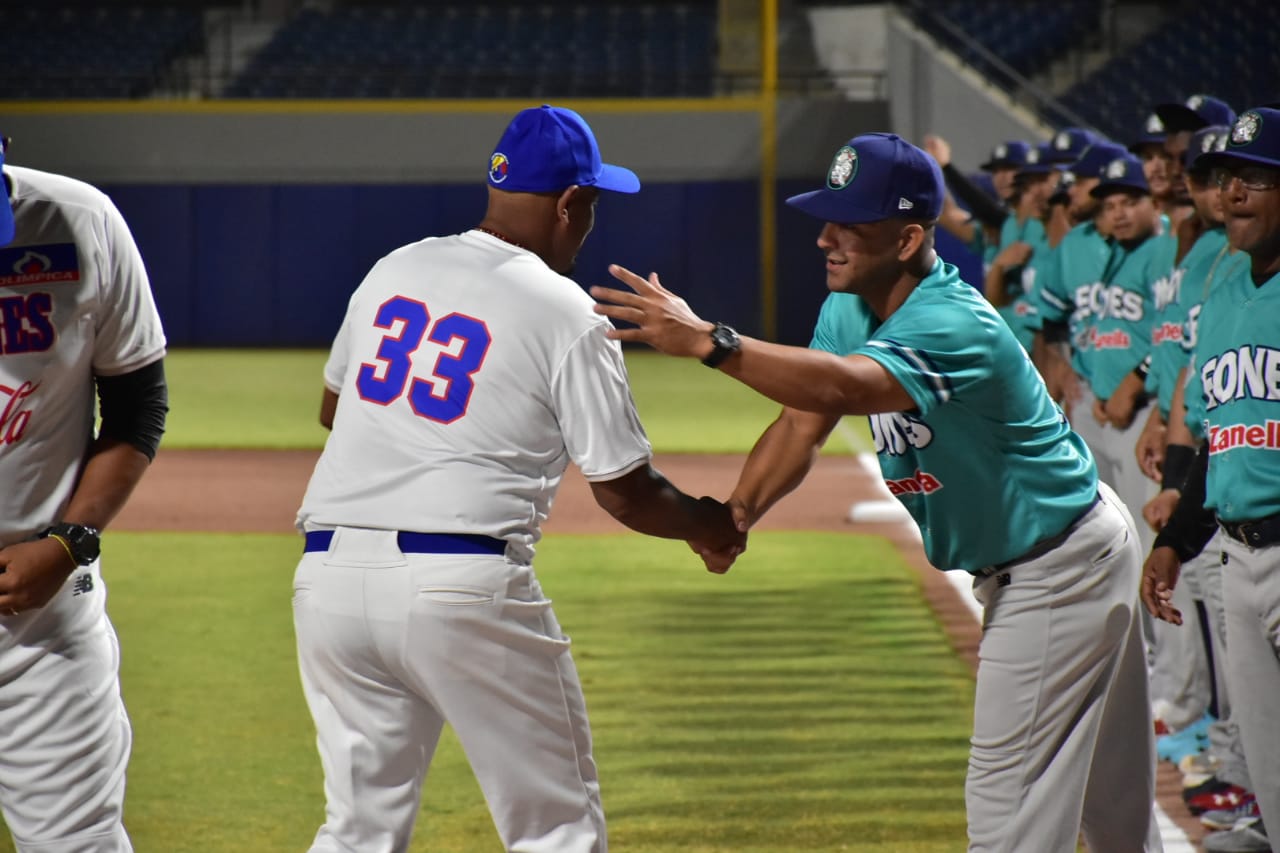 El saludo de caballeros entre los equipos.