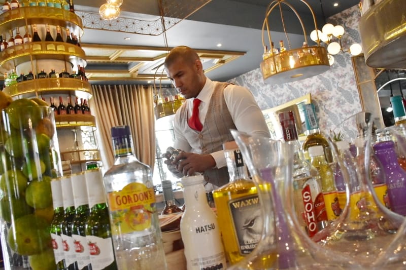 El bar cuenta con todas las comodidades para vivir una experiencia aparte al interior del restaurante.