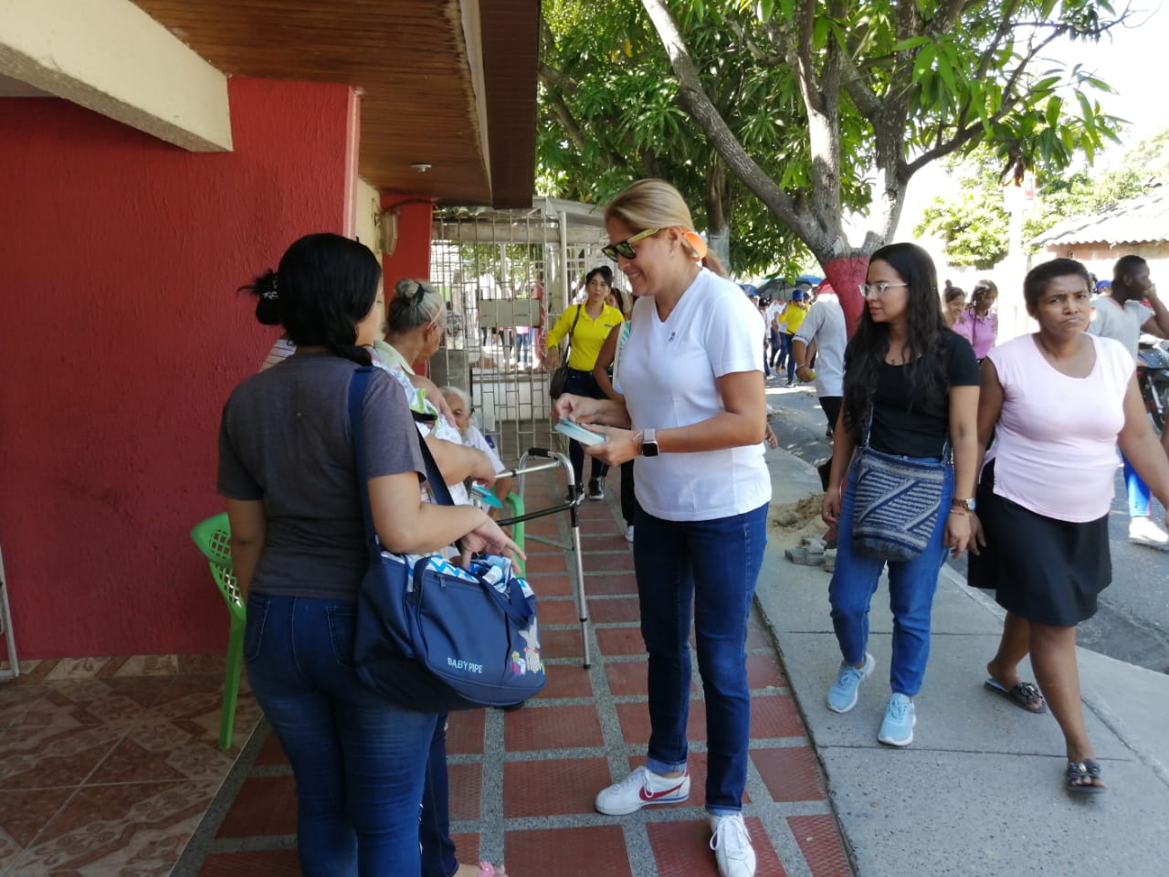 La secretaria de Salud, Alma Solano (centro) con las Estrellas de la Salud.