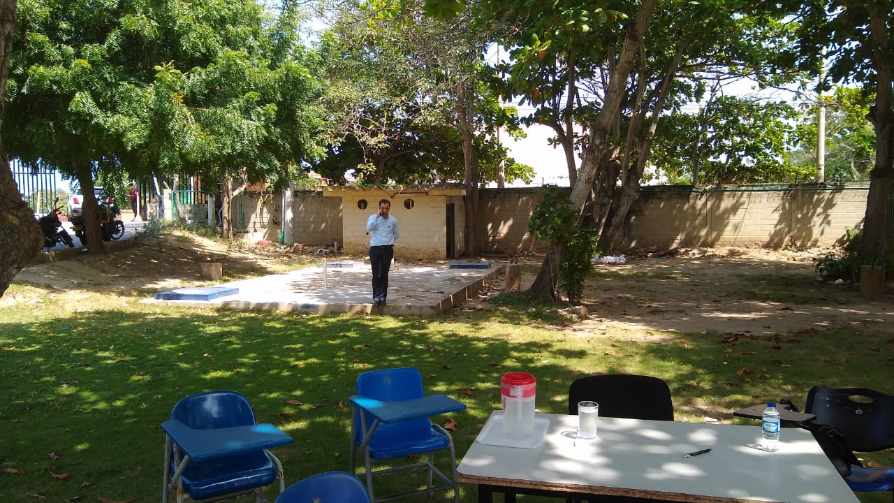 El Rector de UniAtlántico en las zonas verdes despachando.