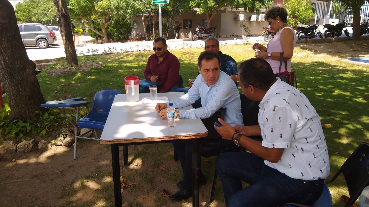 El Rector de UniAtlántico despachando en las zonas verdes de la IES.