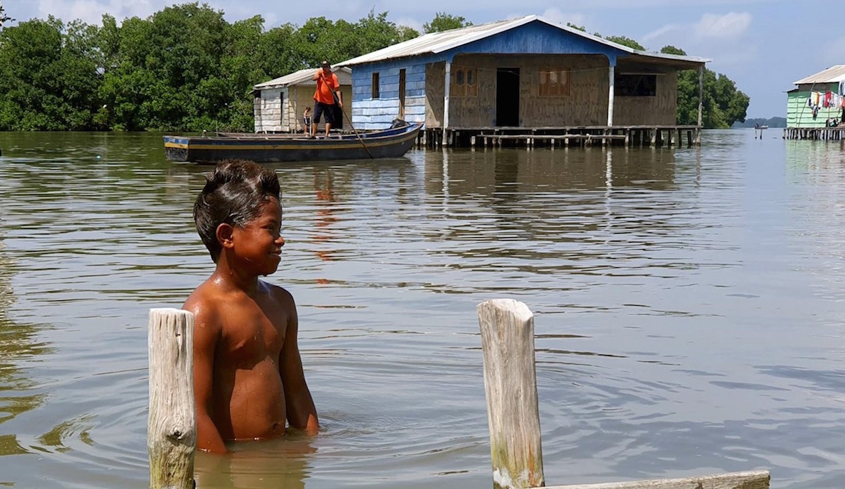 Un niño en medio de la Ciénaga Grande.