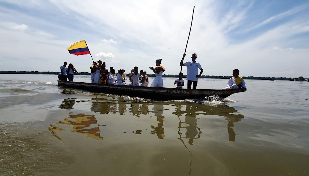 Un grupo folclórico recibiendo a los visitantes.