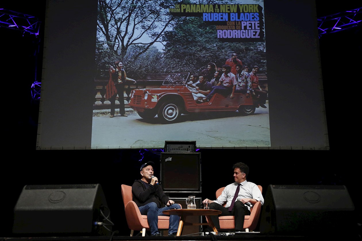 El cantautor panameño Rubén Blades (i) habla con el director de NYU Music and Social Change Lab, Carlos Chirinos, durante el conversatorio "Música y cambio social - Inspirador principal" en Circulart, la plataforma profesional de la industria de la música latinoamericana, este viernes en Medellín (Colombia).