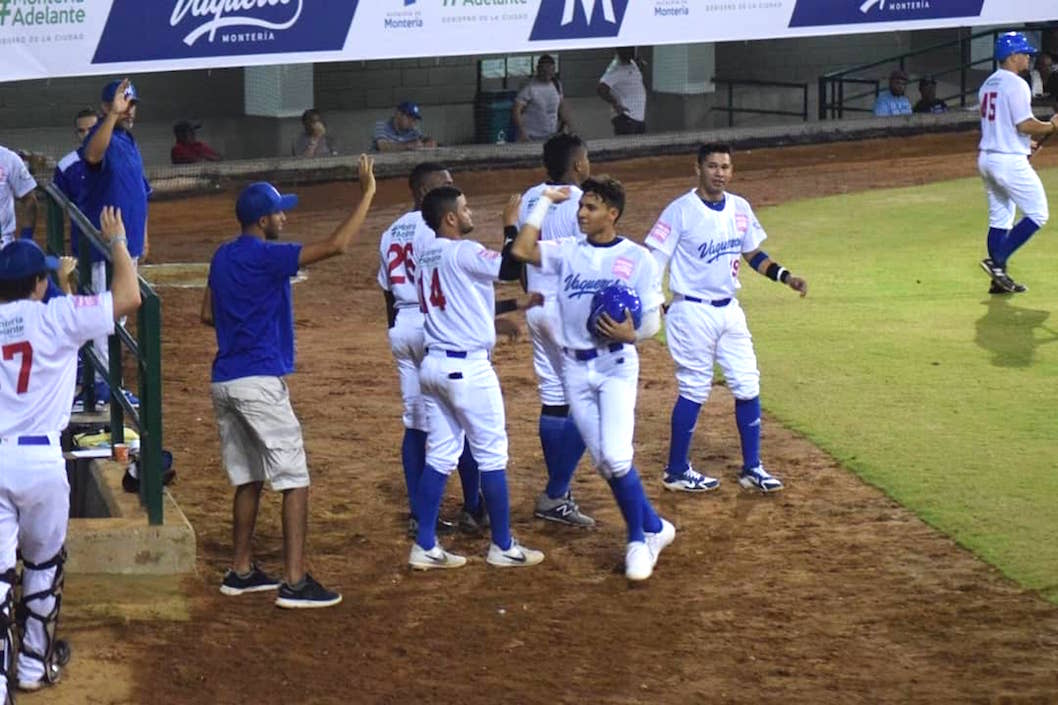 Vaqueros de Montería celebrando el triunfo.