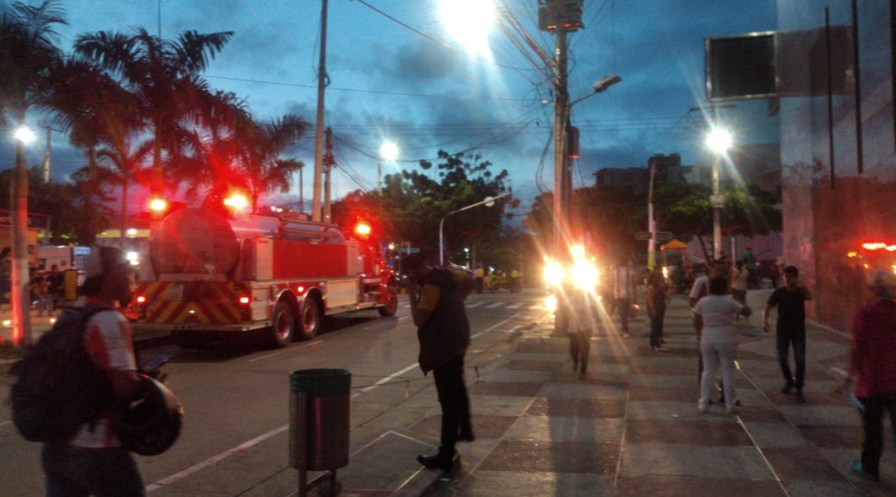 Bomberos en el lugar.