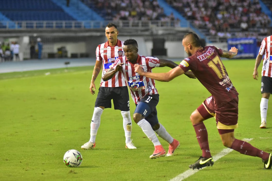 Daniel Moreno eludiendo la marca de José Moya.