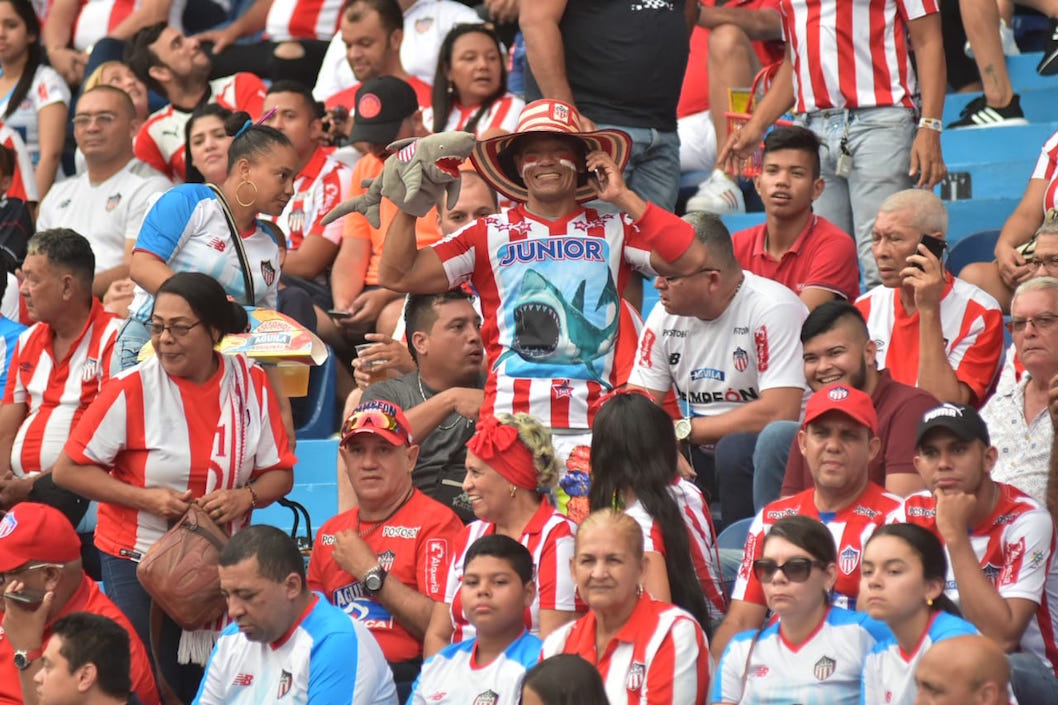 La afición respaldando al equipo en las gradas.
