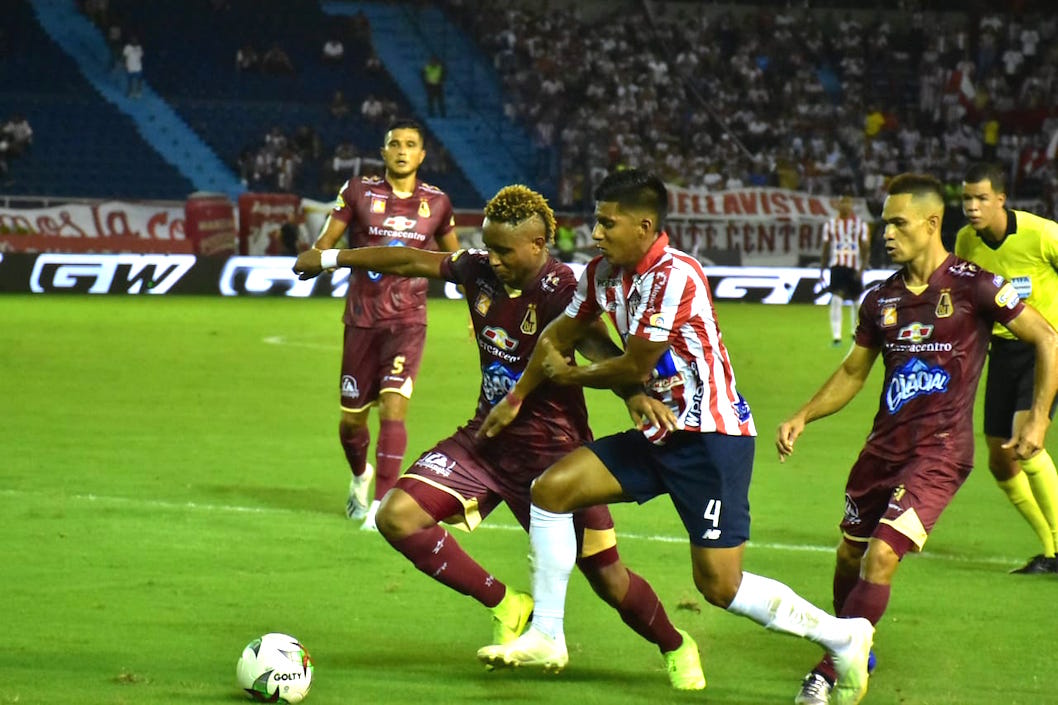 David Murillo ingresó en el segundo tiempo por molestia muscular de Gabriel Fuentes.