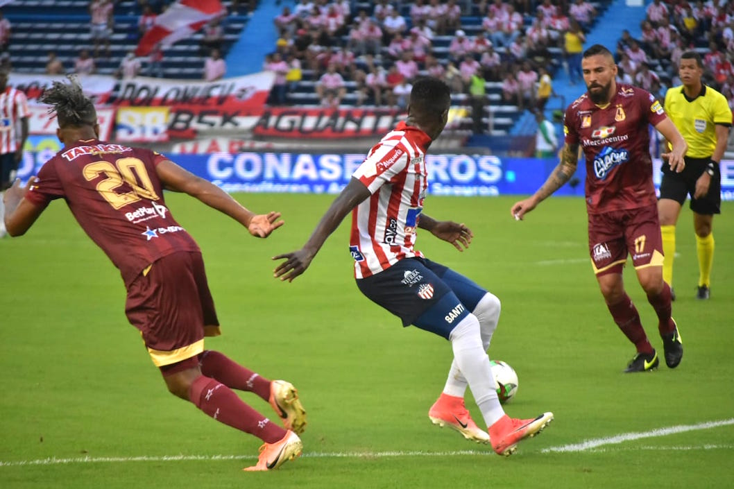 Danovis Banguero y José Moya neutralizando una ofensiva rojiblanca.