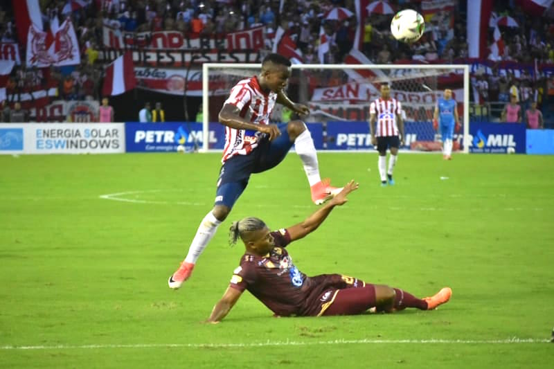 Daniel Moreno superando al lateral Danovis Banguero.