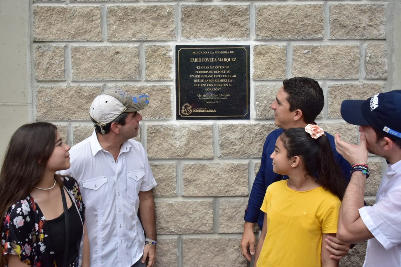 La placa en homenaje al periodista Fabio Poveda Márquez.