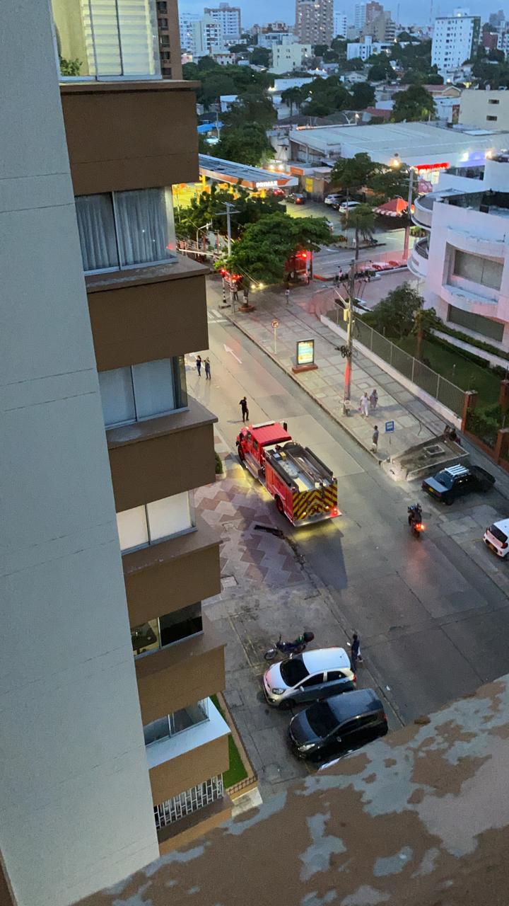 Una máquina de Bomberos sobre la calle 82.