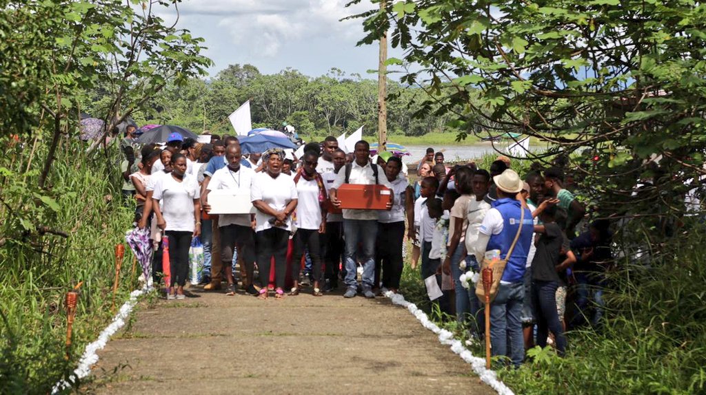 La masacre de Bojayá ocurrió cuando un cilindro bomba lanzado por guerrilleros de las FARC durante un combate con paramilitares cayó en la iglesia de San Pablo Apóstol.