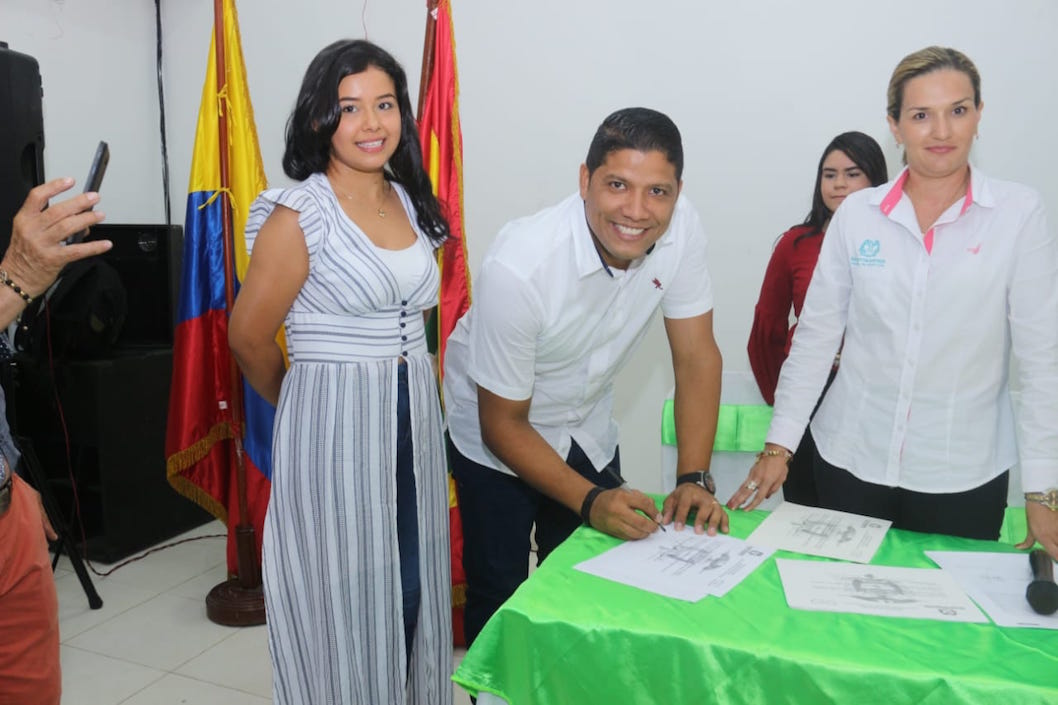 Rumenigge Monsalve, recibiendo la credencial de Alcalde electo.