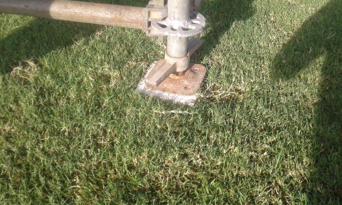 Sin ninguna protección se realiza el montaje de las tarimas, encima de la nueva grama.