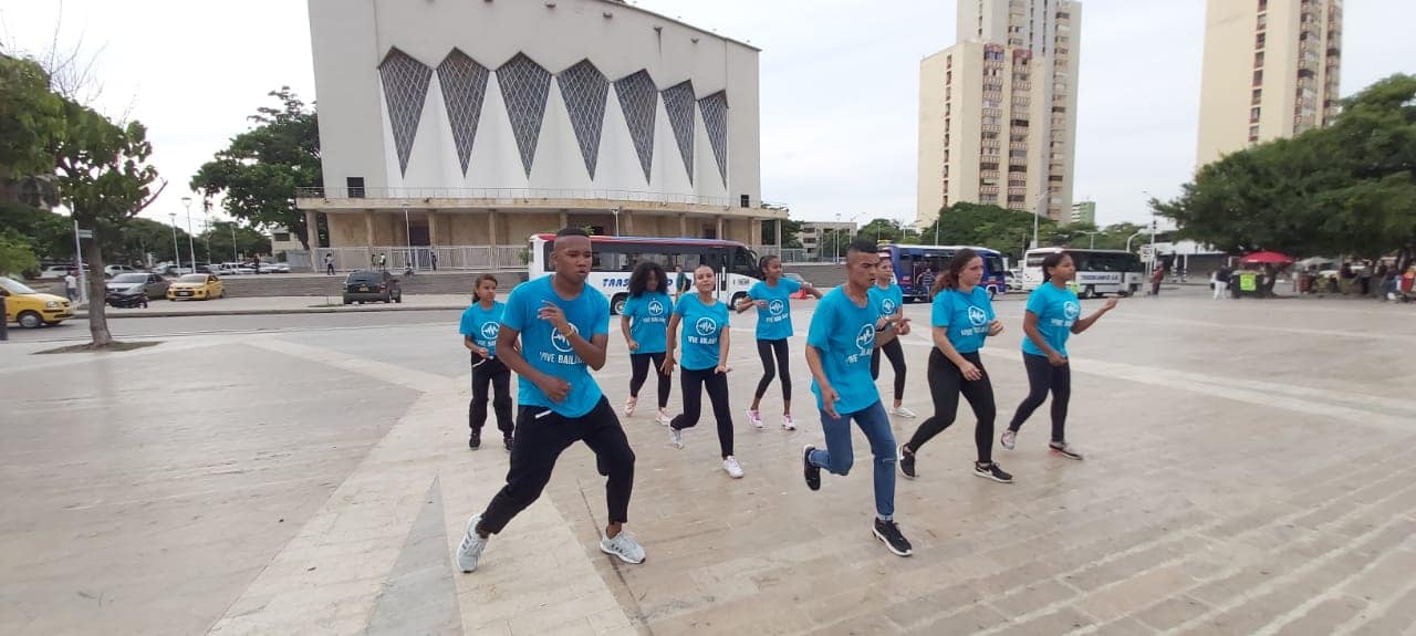 Jóvenes en un flashmob en la Plaza de la Paz.