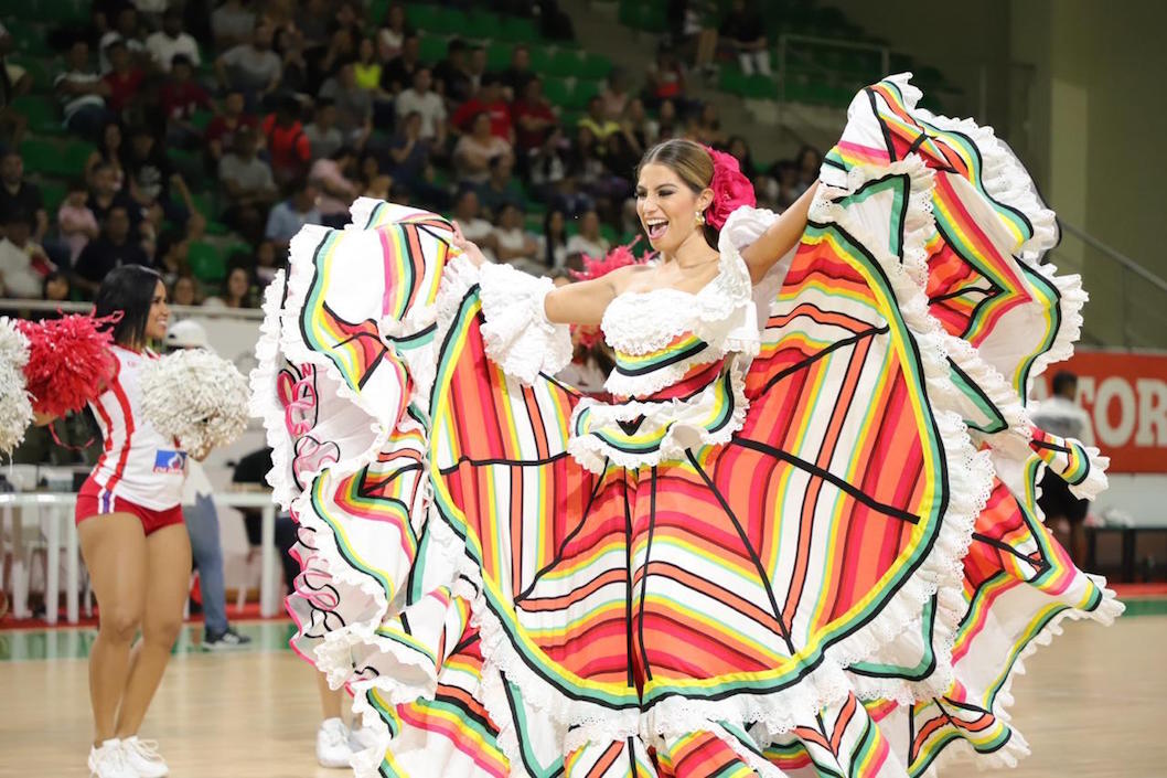 La Reina Isabella Chams en la cancha del Elías Chegwin para extender una invitación a las fiestas.