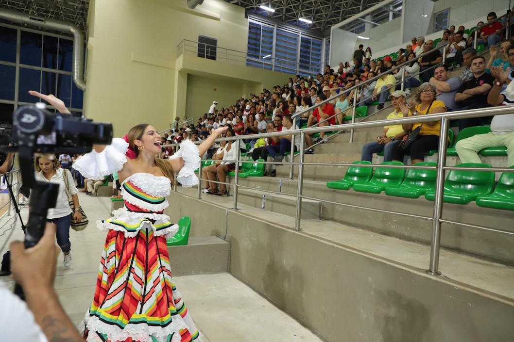 La Reina del Carnaval 2020 saludando al público.