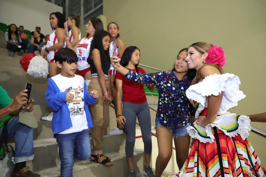 Una 'selfie' de la Reina con los aficionados.