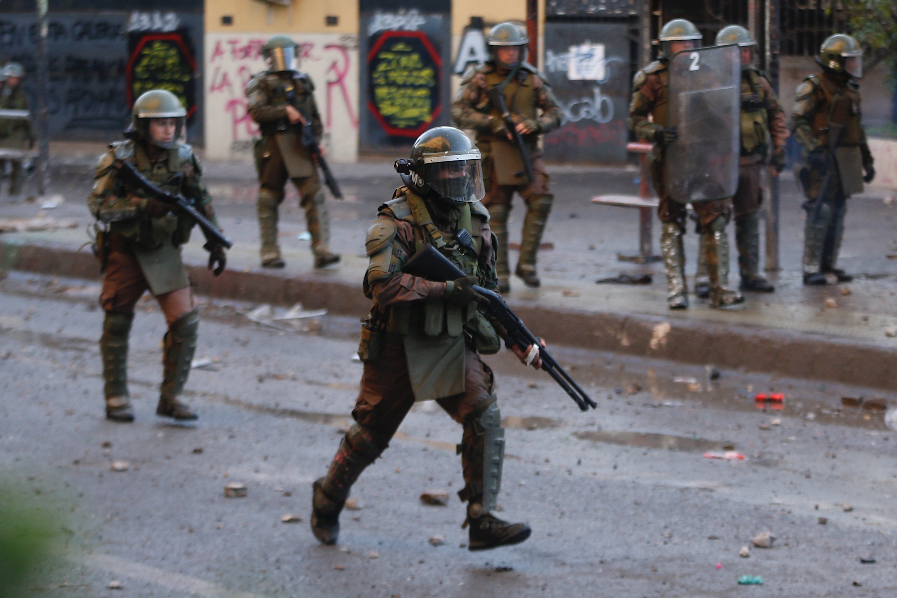 Carabineros durante protesta en Chile.