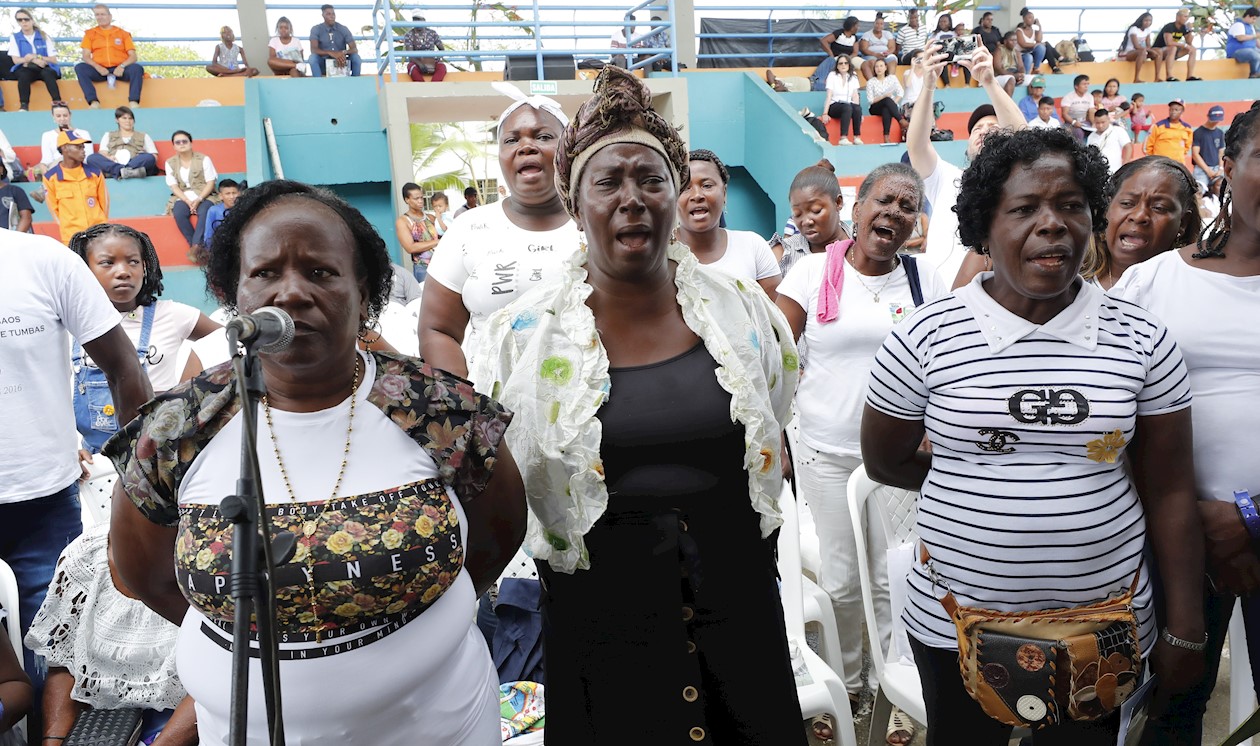 Familiares de las víctimas de una masacre de hace 17 años en el funeral colectivo en Bojayá