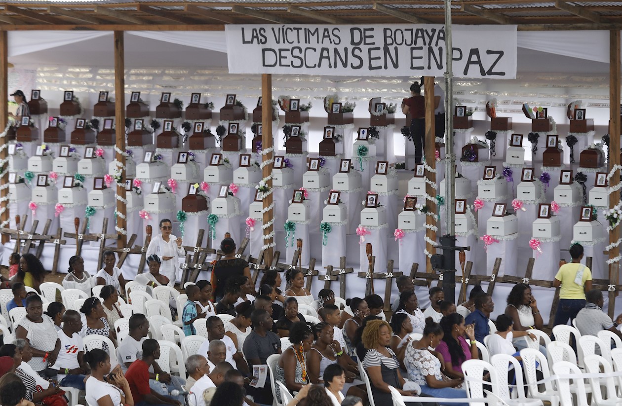 Familiares de las víctimas de una masacre de hace 17 años en el funeral colectivo en Bojayá