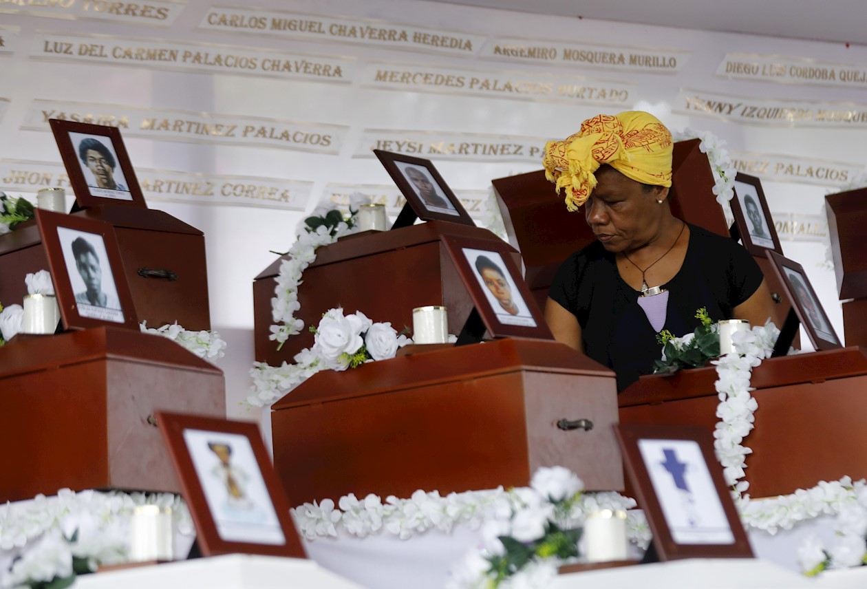 Familiares de las víctimas de una masacre de hace 17 años en el funeral colectivo en Bojayá