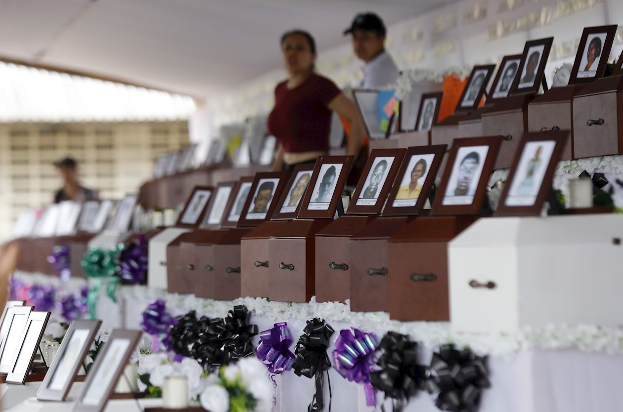 Familiares de las víctimas de una masacre de hace 17 años en el funeral colectivo en Bojayá