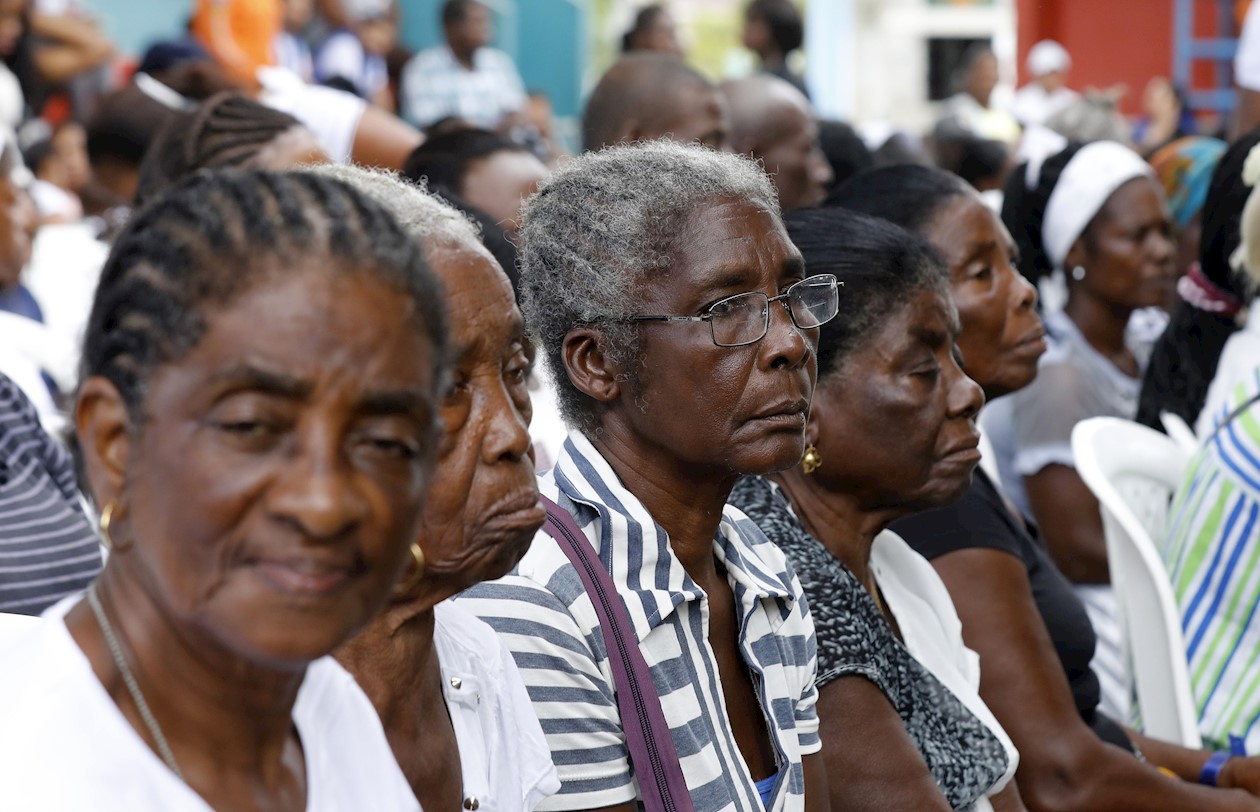 Familiares de las víctimas de una masacre de hace 17 años en el funeral colectivo en Bojayá