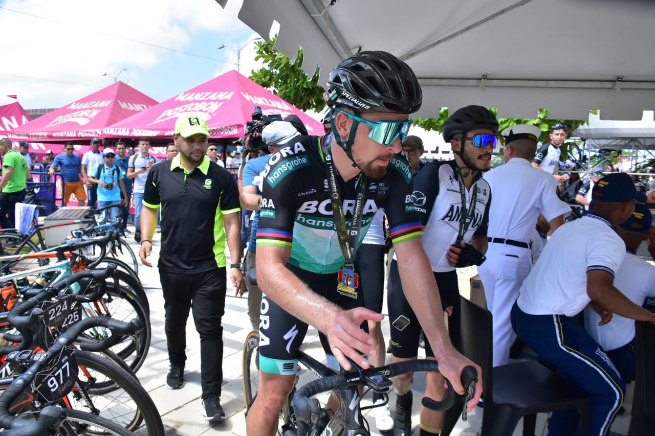 El ciclista Peter Sagan a su llega con la medalla en forma de marimonda que se le dio a cada corredor que completó la carrera.