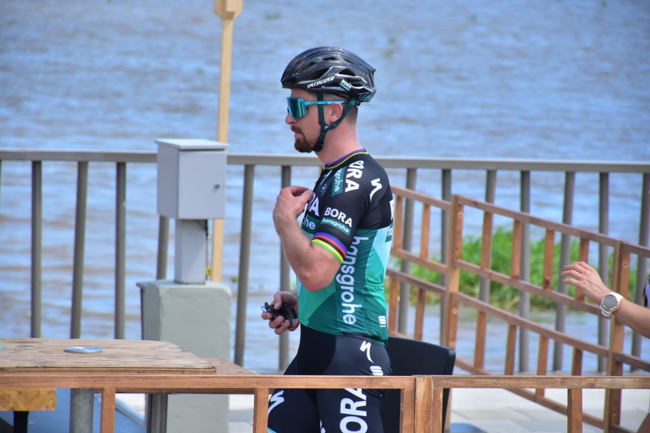 Peter Sagan descansa al lado del Río Magdalena tras completar la faena. 