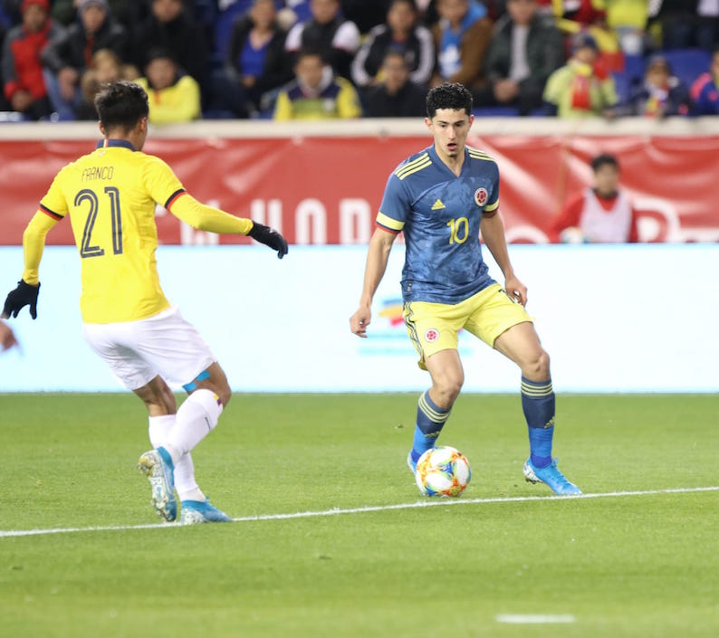 Steven Alzate luciendo la casaca #10 que estaba asignada a James Rodríguez.