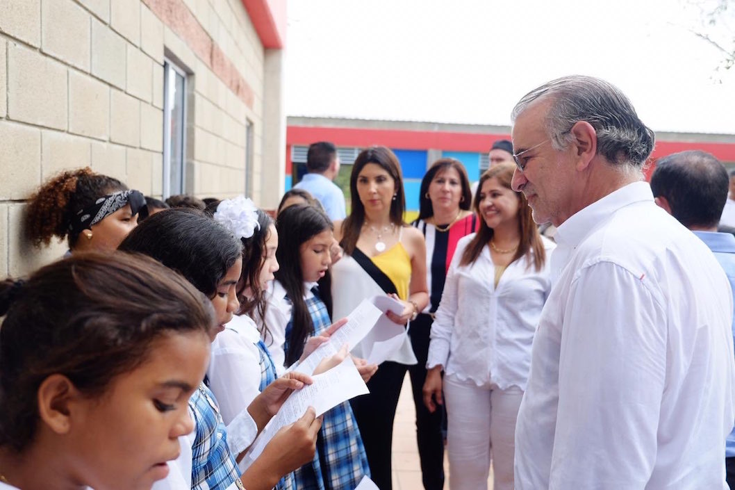 Estudiantes recibiendo a las autoridades.