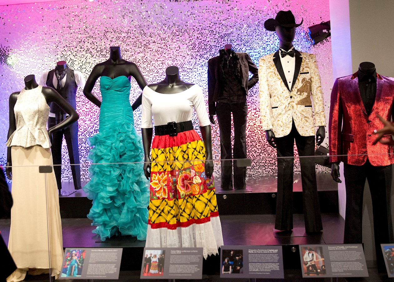 Trajes usados por diversos artistas a lo largo de la historia de los premios Latin Grammy.