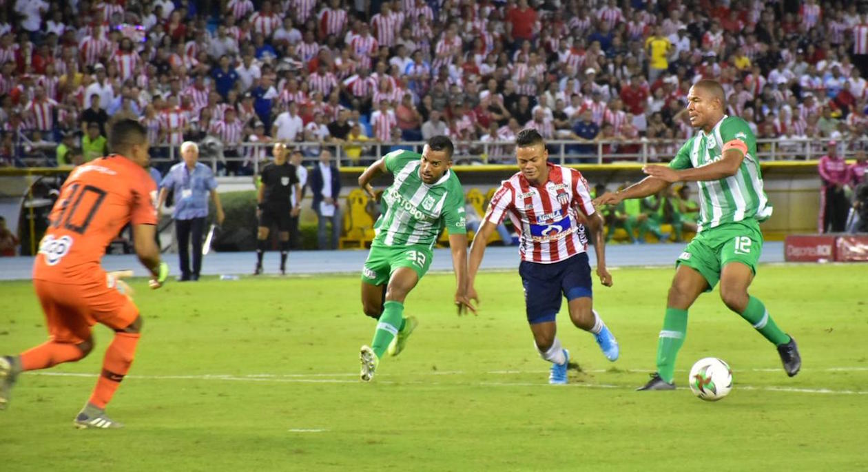 Luis Sandoval ingresando al área entre Alexis Henríquez y Cristian Mafla.,