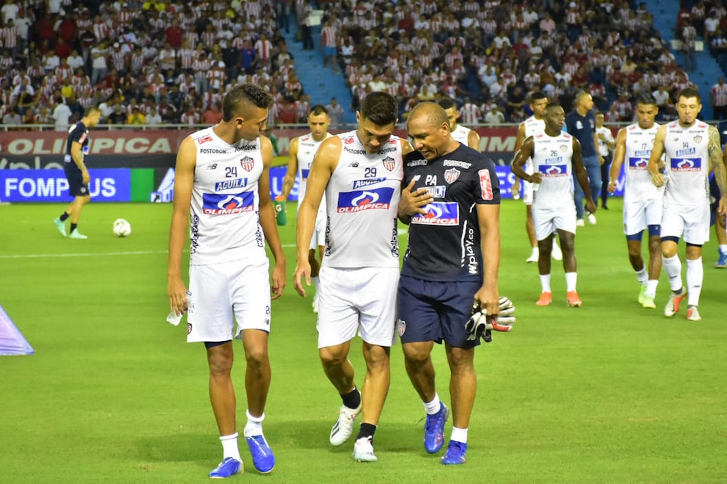 Jugadores del Junior en el calentamiento previo al partido.