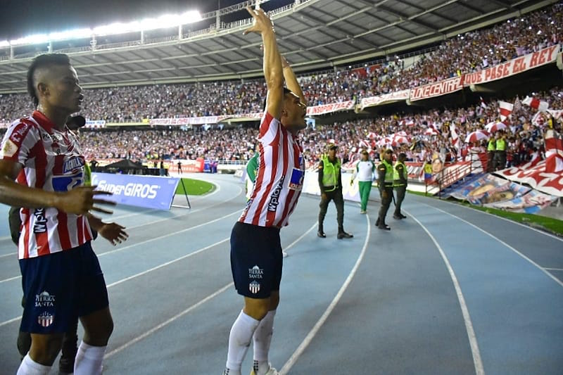 Teófilo Gutiérrez celebrando con el público.