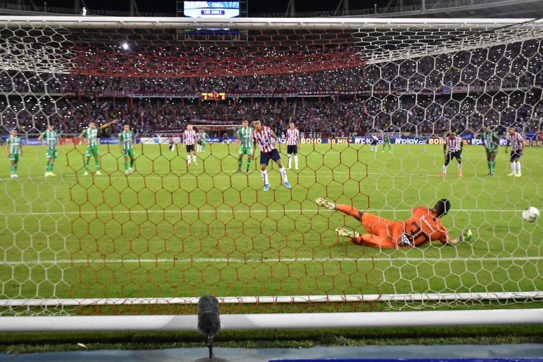 El arquero Juan Fernando Cuadrado atajando el cobro de tiro penal de Luis Sandoval.