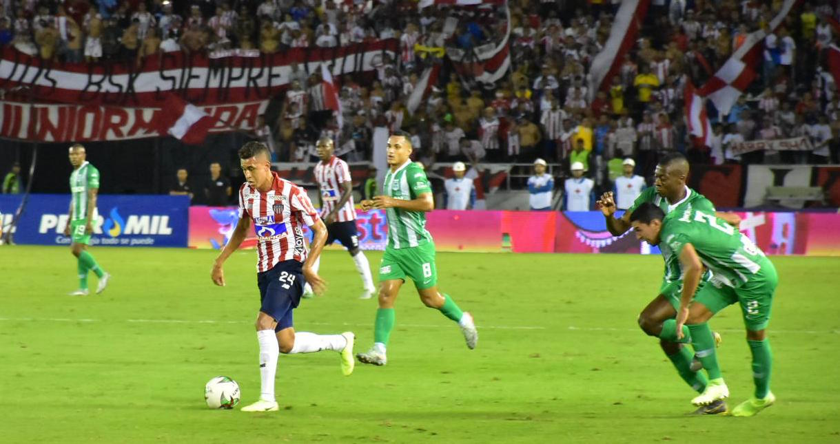 Víctor Cantillo reuperando el balón en el medio campo.
