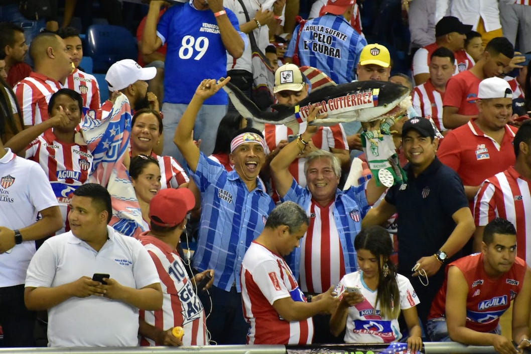 Aficionados con la 'camiseta Comesaña'.