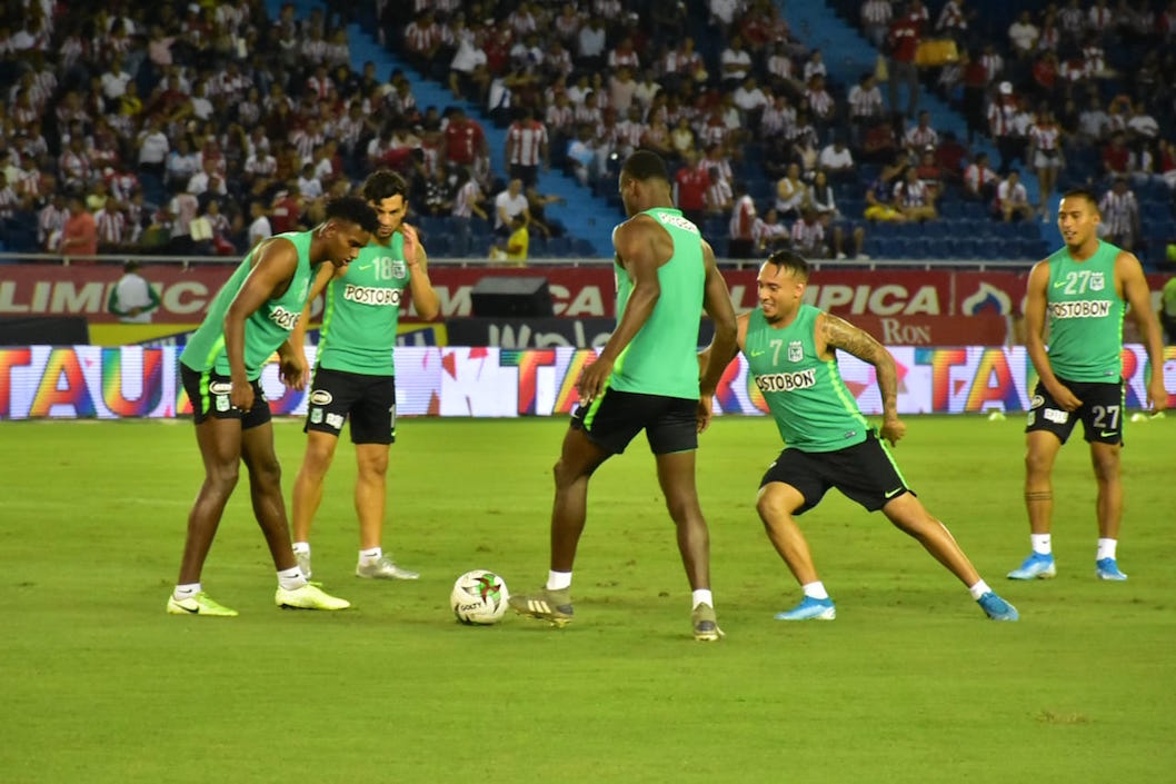 Jugadores del Nacional en calentamiento previo.