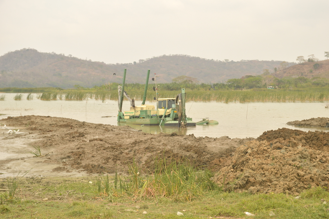 Trabajos de dragado en la Laguna de Luruaco.